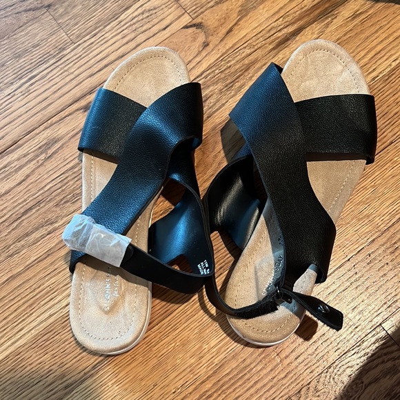 New St John’s Bay Leather Sandals - Picture 2 of 2